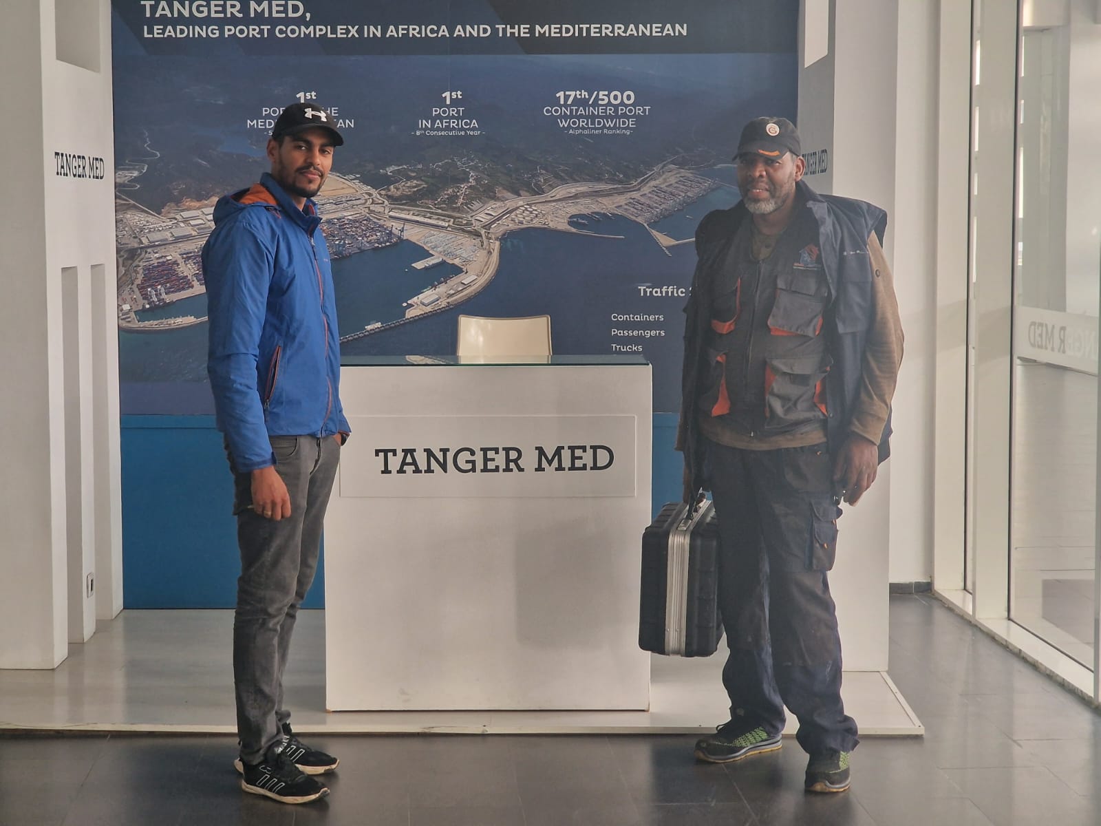 Deux techniciens E.L.M en intervention au complexe portuaire Tanger Med