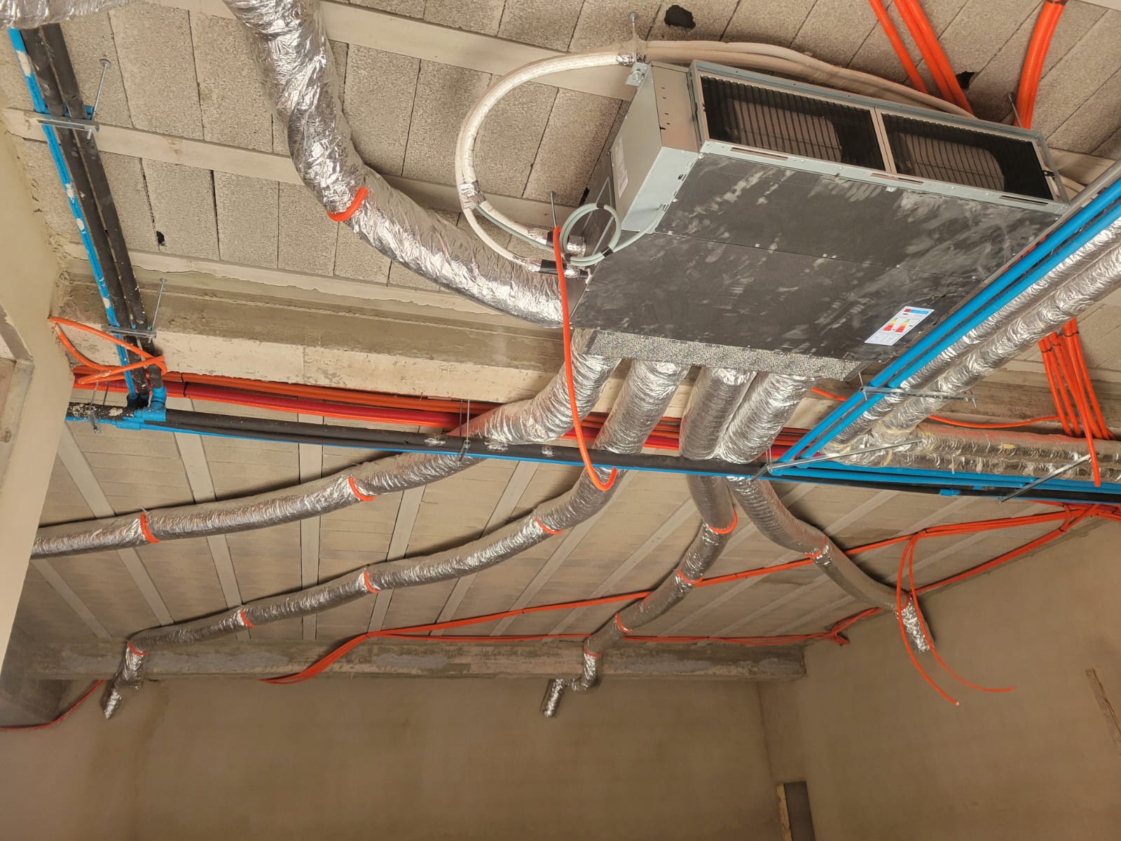 Unité gainable et réseau de distribution d’air installés en plafond